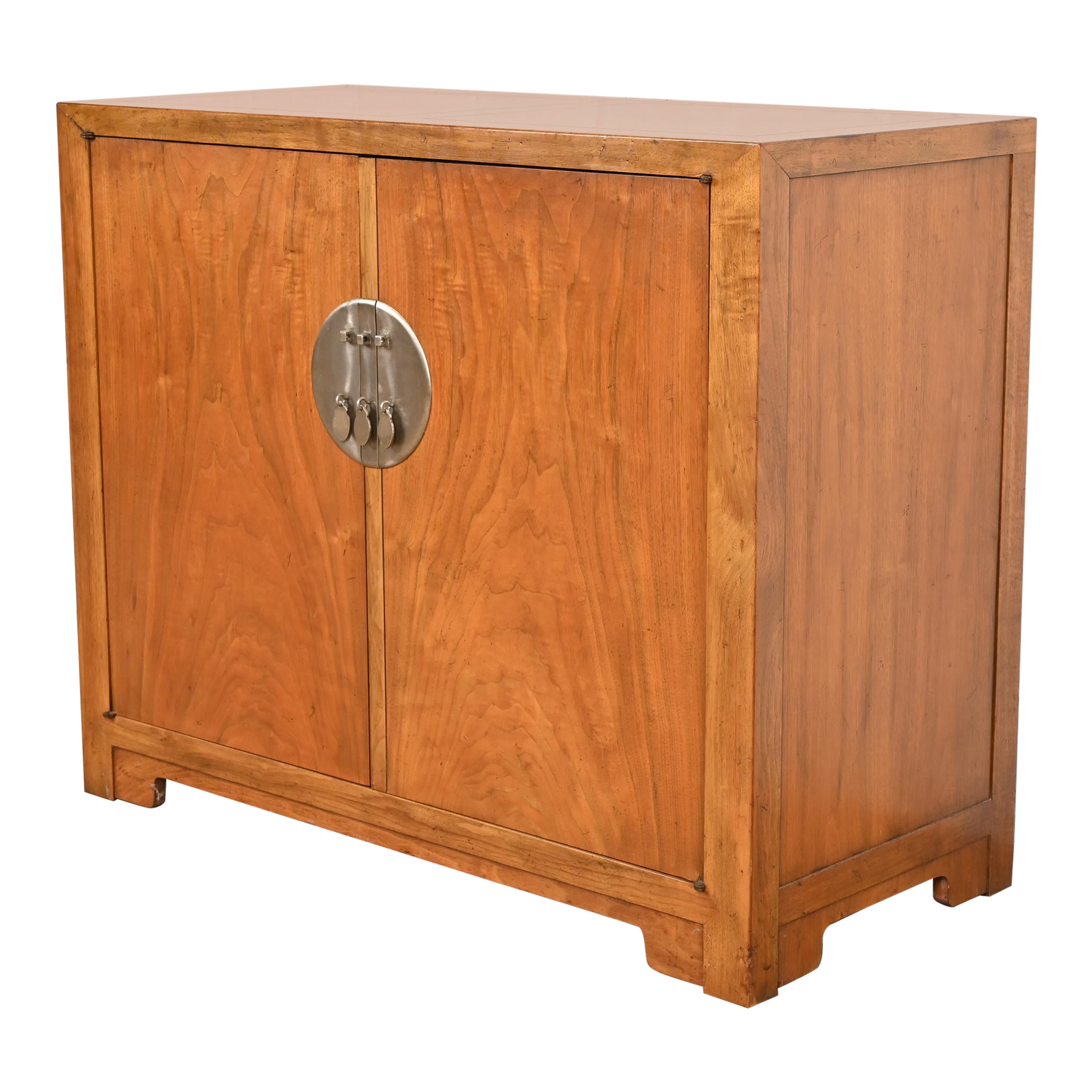 Michael Taylor for Baker Furniture Meuble de bar en noyer lustré Chinoiserie, années 1960