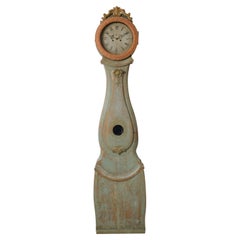 Reloj antiguo de caja larga de estilo rococó procedente de Suecia con pintura original