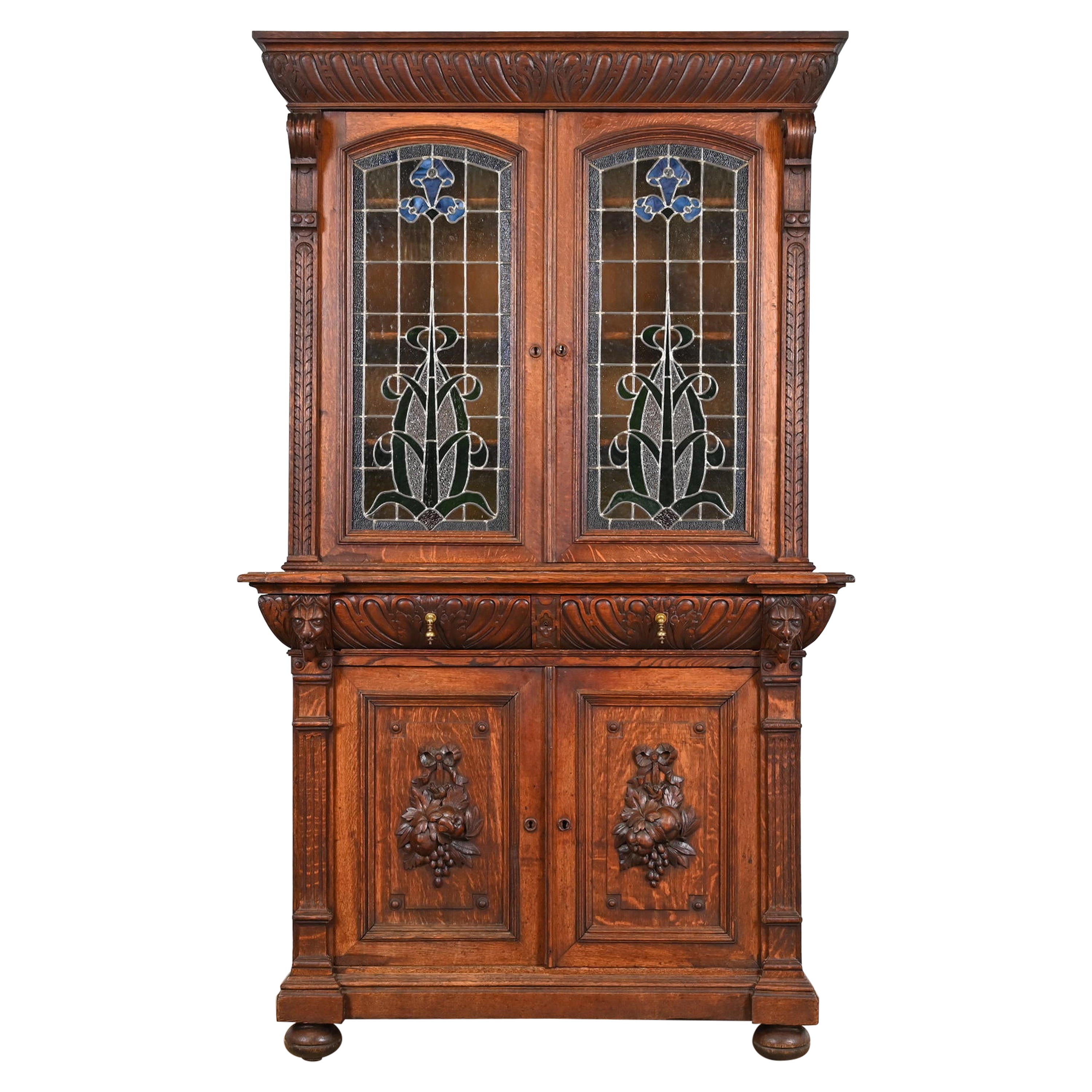 Antiguo mueble bar o librería de roble tallado del Renacimiento francés