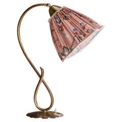 Diseñador sueco, lámpara de mesa, latón, tela, Suecia, década de 1940