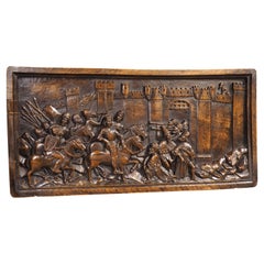 Placca a bassorilievo in noce del 1850 circa raffigurante una scena medievale, stile Viollet-le-Duc
