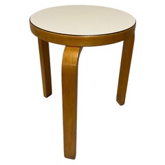 Ikonischer Alvar Aalto 3-beiniger Hocker Modell 60, Birke & Weiß Formica, Artek 1940er Jahre