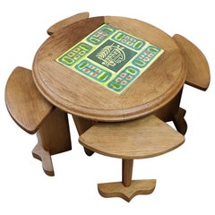 Una mesa de centro Guillerme et Chambron con mesitas auxiliares
