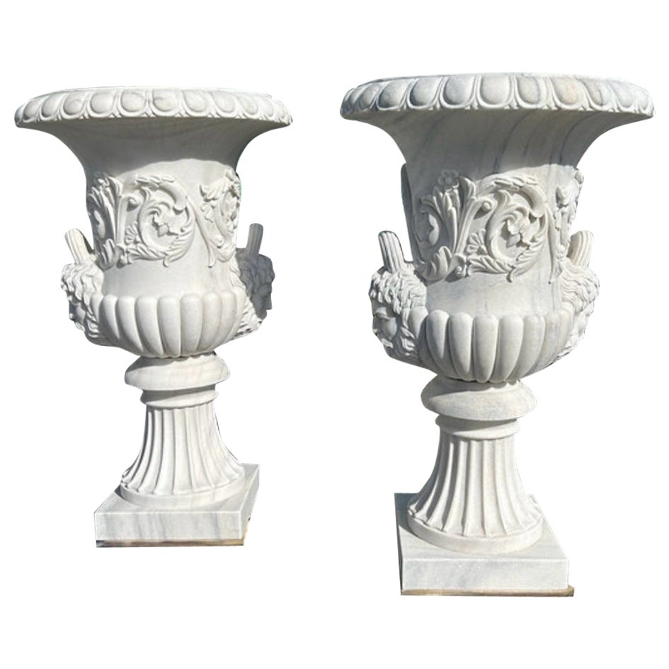 Grandes urnas figurativas talladas - Elegante diseño del siglo XX en venta