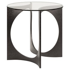 Tavolo da colazione rotondo Fuga in ghisa e piano in vetro di Metamorphic Studio A
