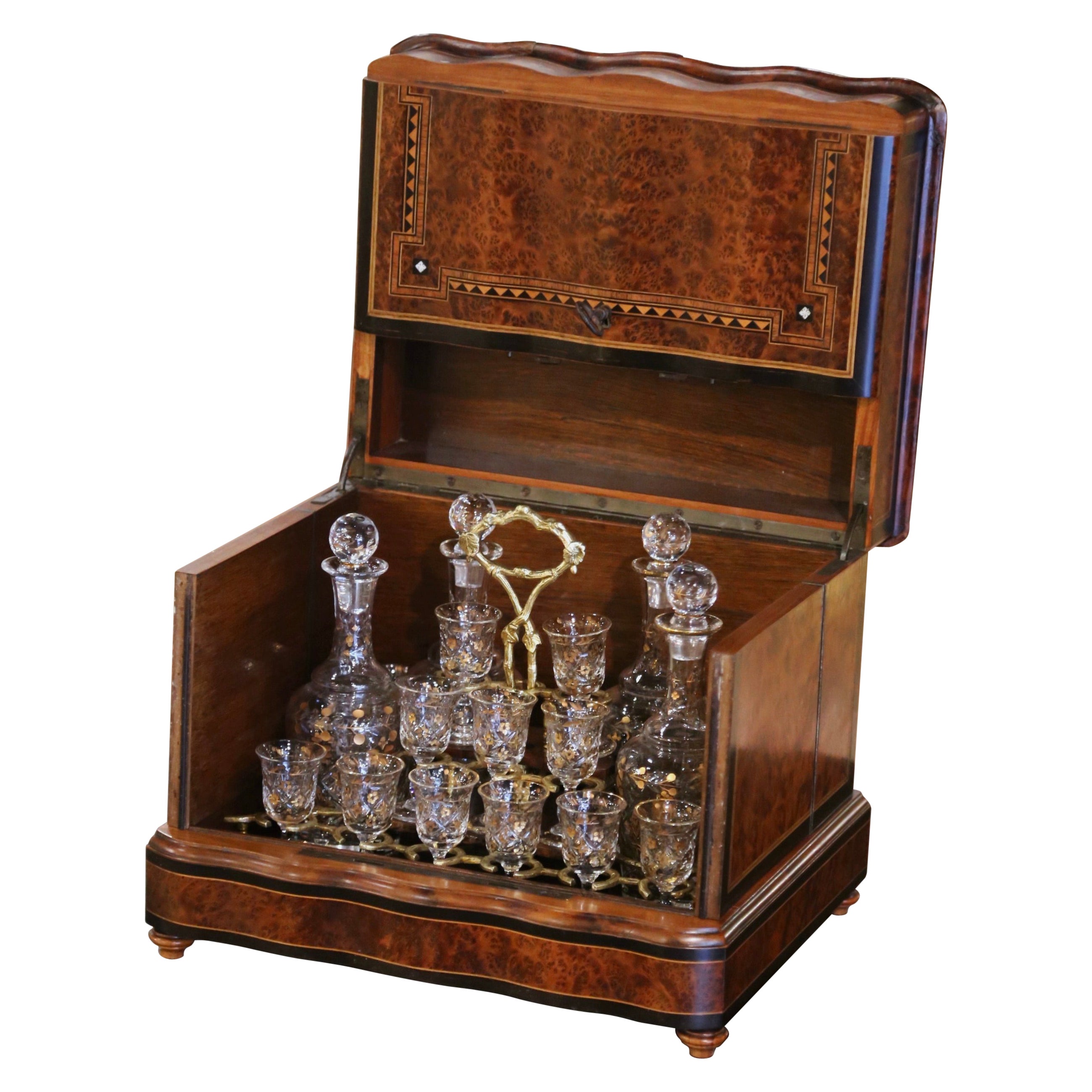 Siglo XIX Francés Napoleón III Madera de nogal con incrustaciones Completa "Cave a Liqueur"