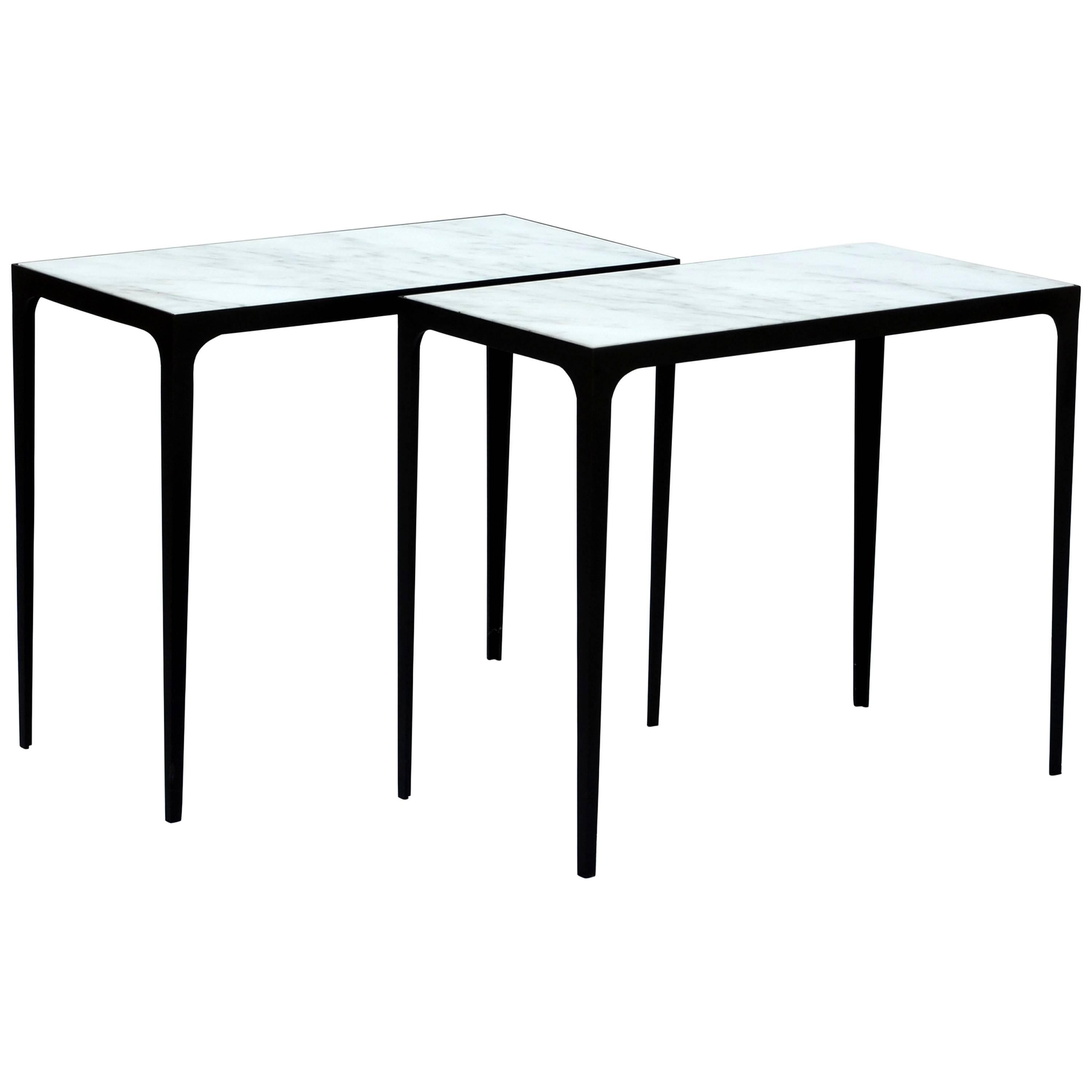 Paire de tables d'appoint « Esquisse » en fer forgé et marbre par Design Frres