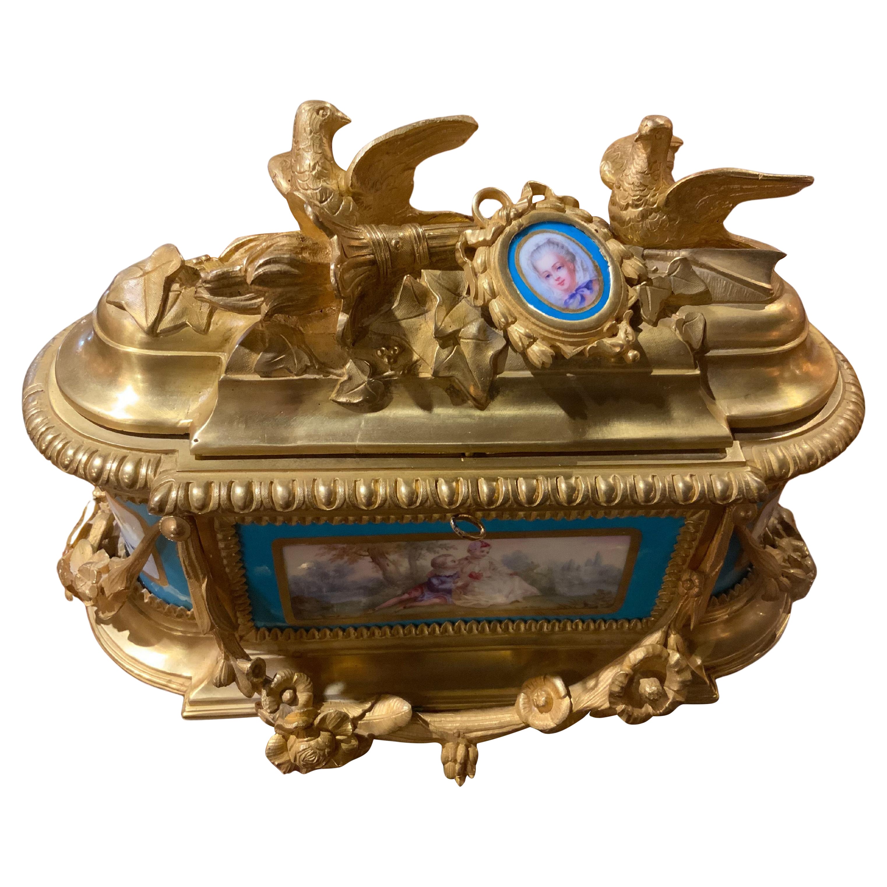 Cofre joyero de bronce dorado y porcelana de Sevres
