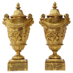 Paar französische Ormolu-Vasen mit Deckel aus dem frühen 19. Jahrhundert, signiert Clodion