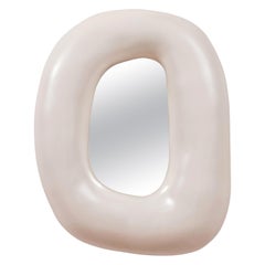 Miroir d'art fluide de forme ovale organique en céramique brillante par Elsa Foulon