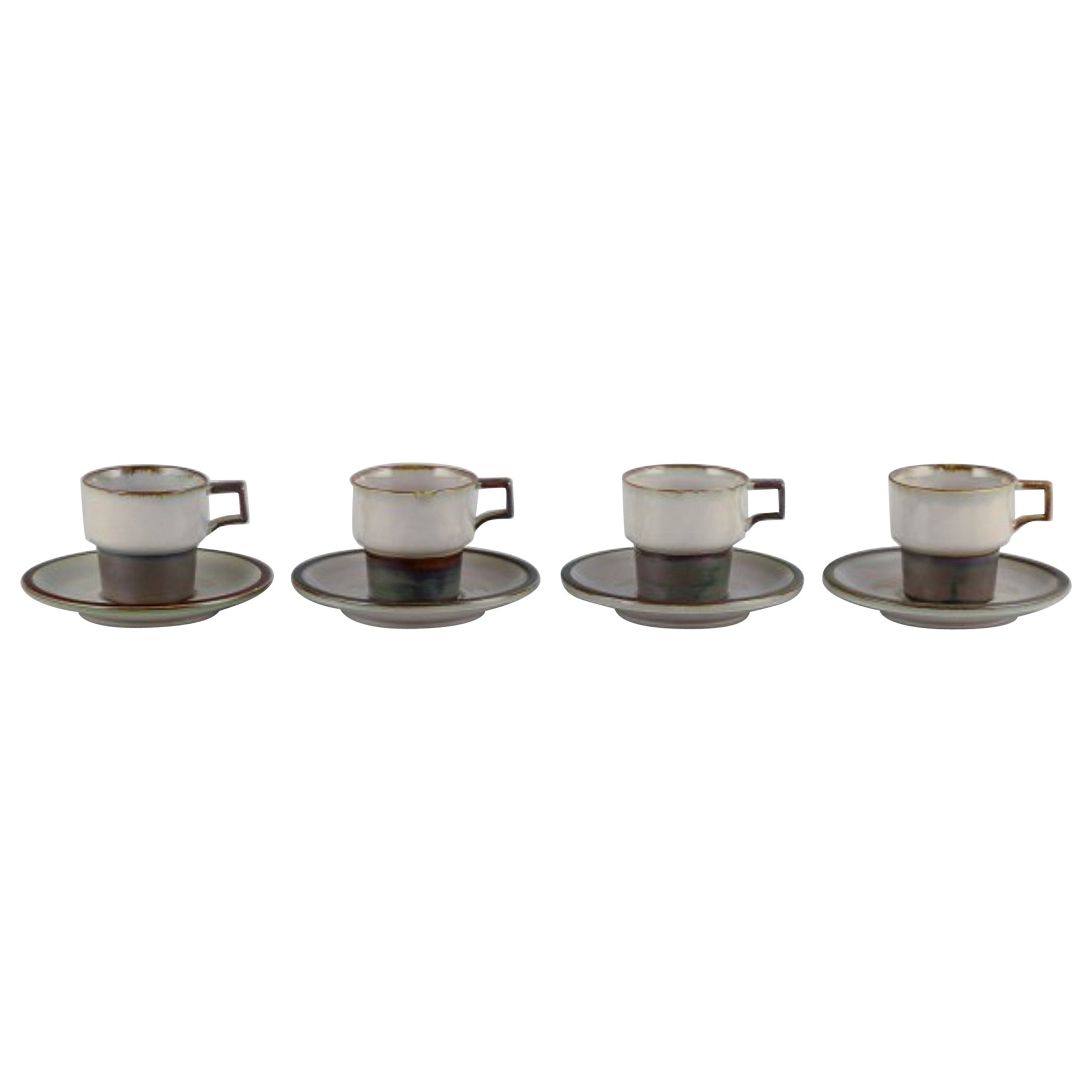 Bing & Grøndahl, Tema. Cuatro juegos de tazas de café en gres. 1970s.