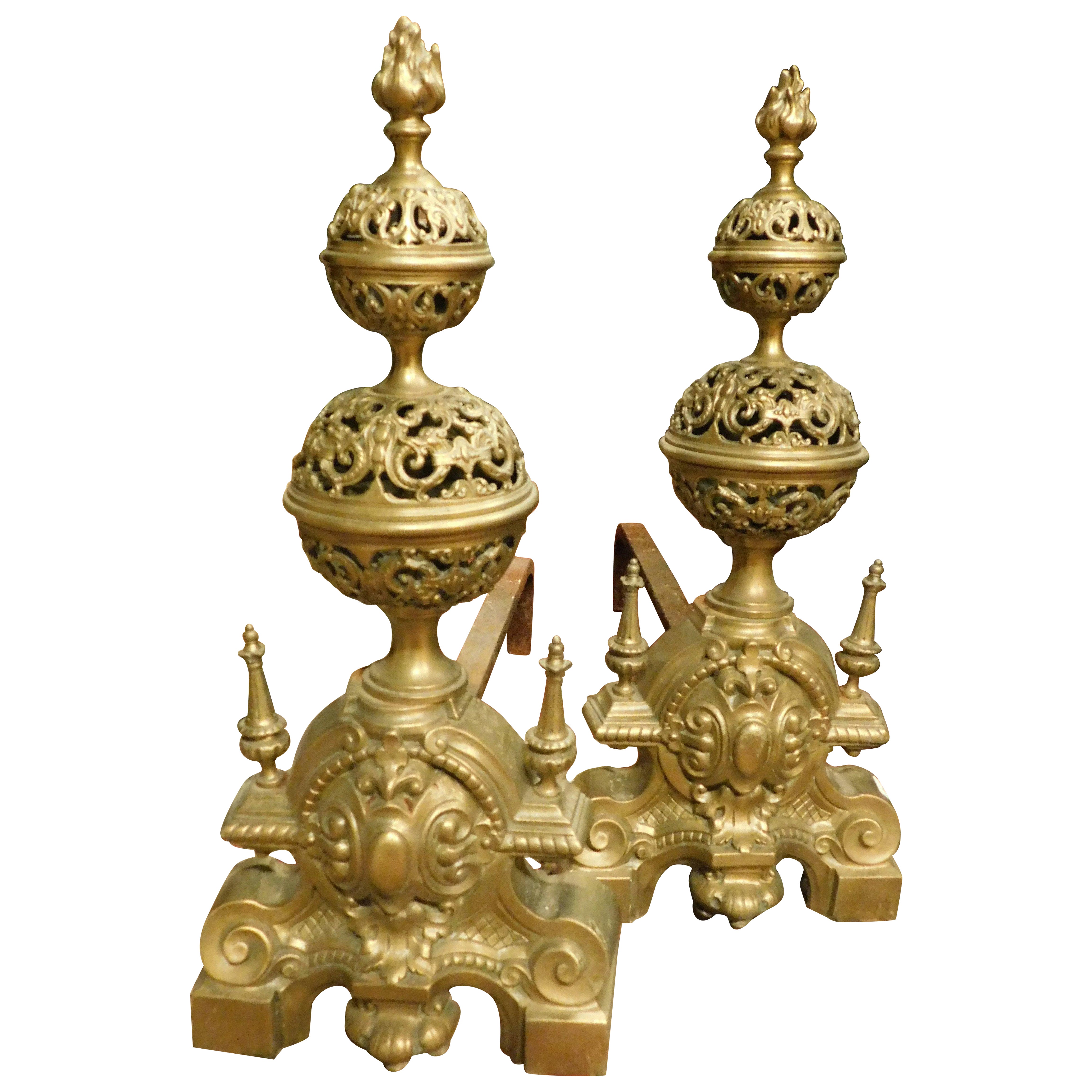 Paire de chenets sculptés en laiton doré et ciselé, France en vente