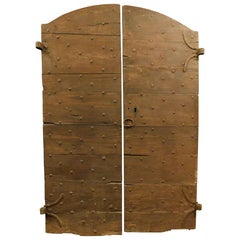 Puerta de entrada, principal doble puerta rústica, en madera de castaño con clavos, Italia