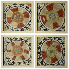 Ensemble de quatre tentures murales Suzani en soie ancienne du 19ème siècle