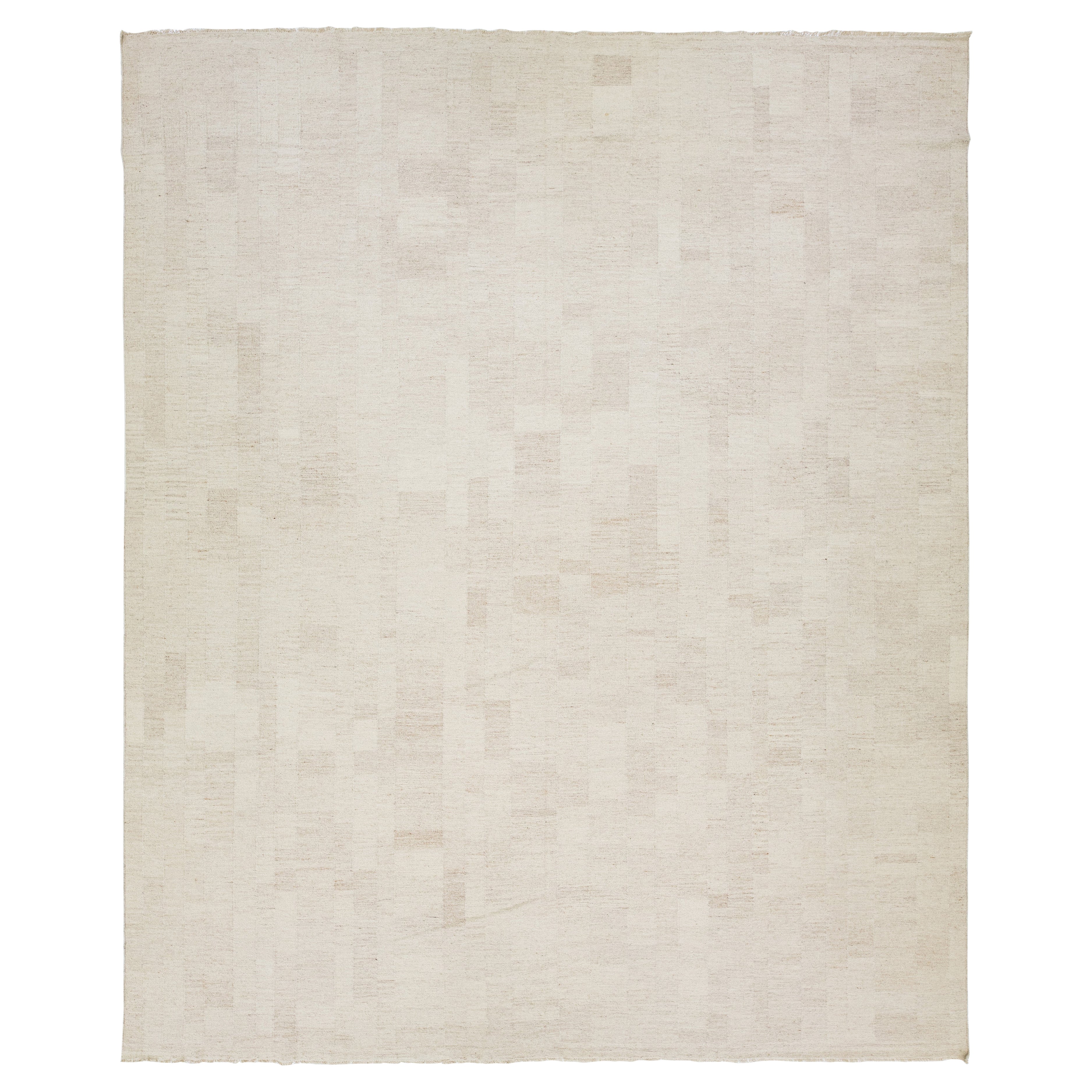 Tapis Kilim moderne et organique tissé à plat en laine beige en vente