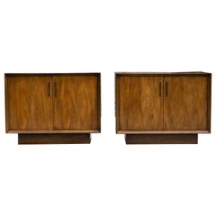 Paire de tables de nuit ou tables d'appoint en métal et noyer de Lane assorties MidCentury
