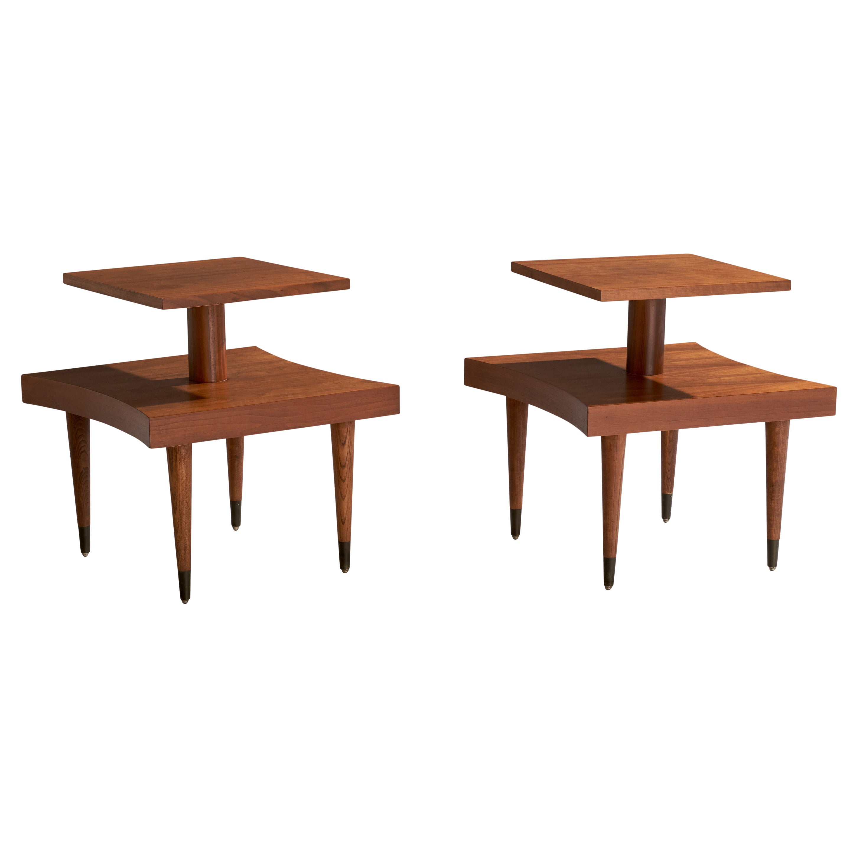 Diseñador americano, Mesas auxiliares, Roble, Nogal, Latón, EE.UU., Años 50 en venta
