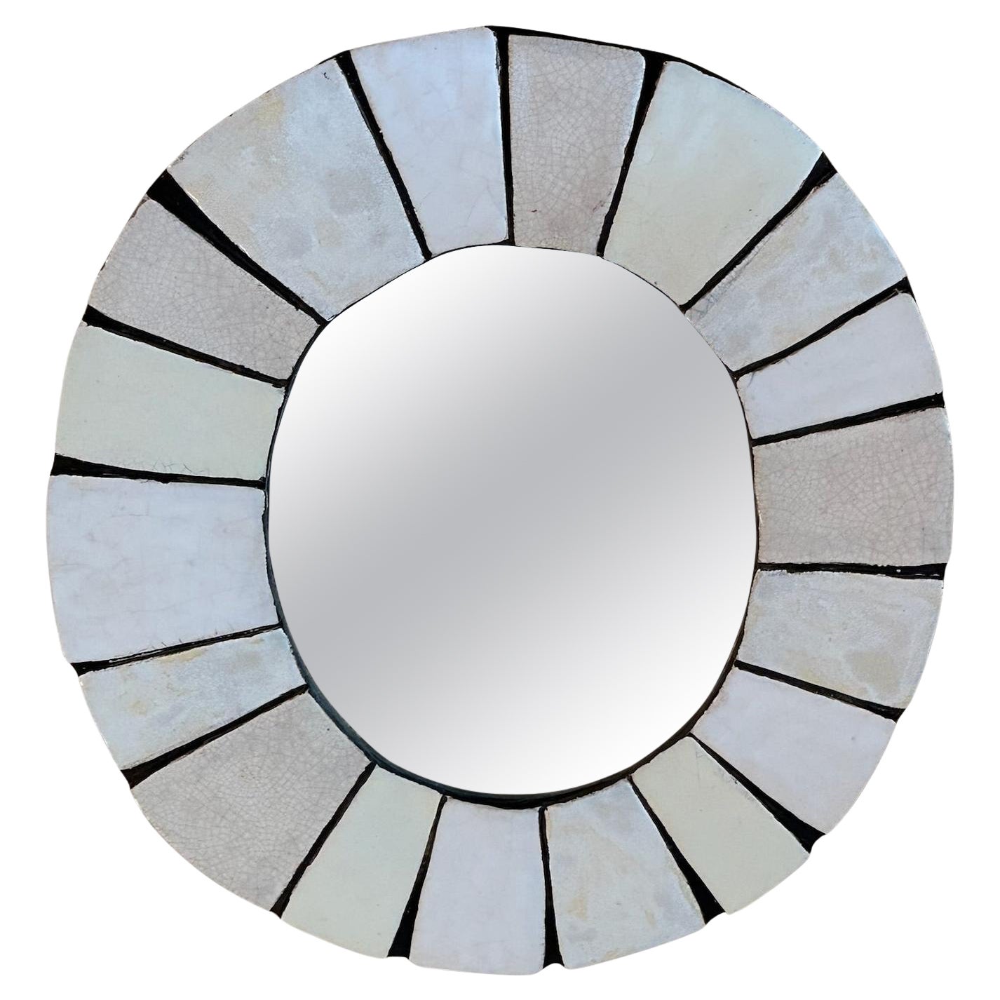 Petit miroir en carreaux blancs par Mithé Espelt