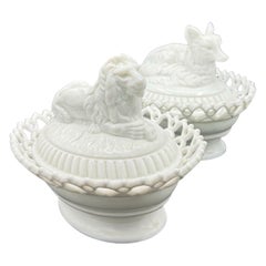 Dos soperas figuradas de vidrio con leche