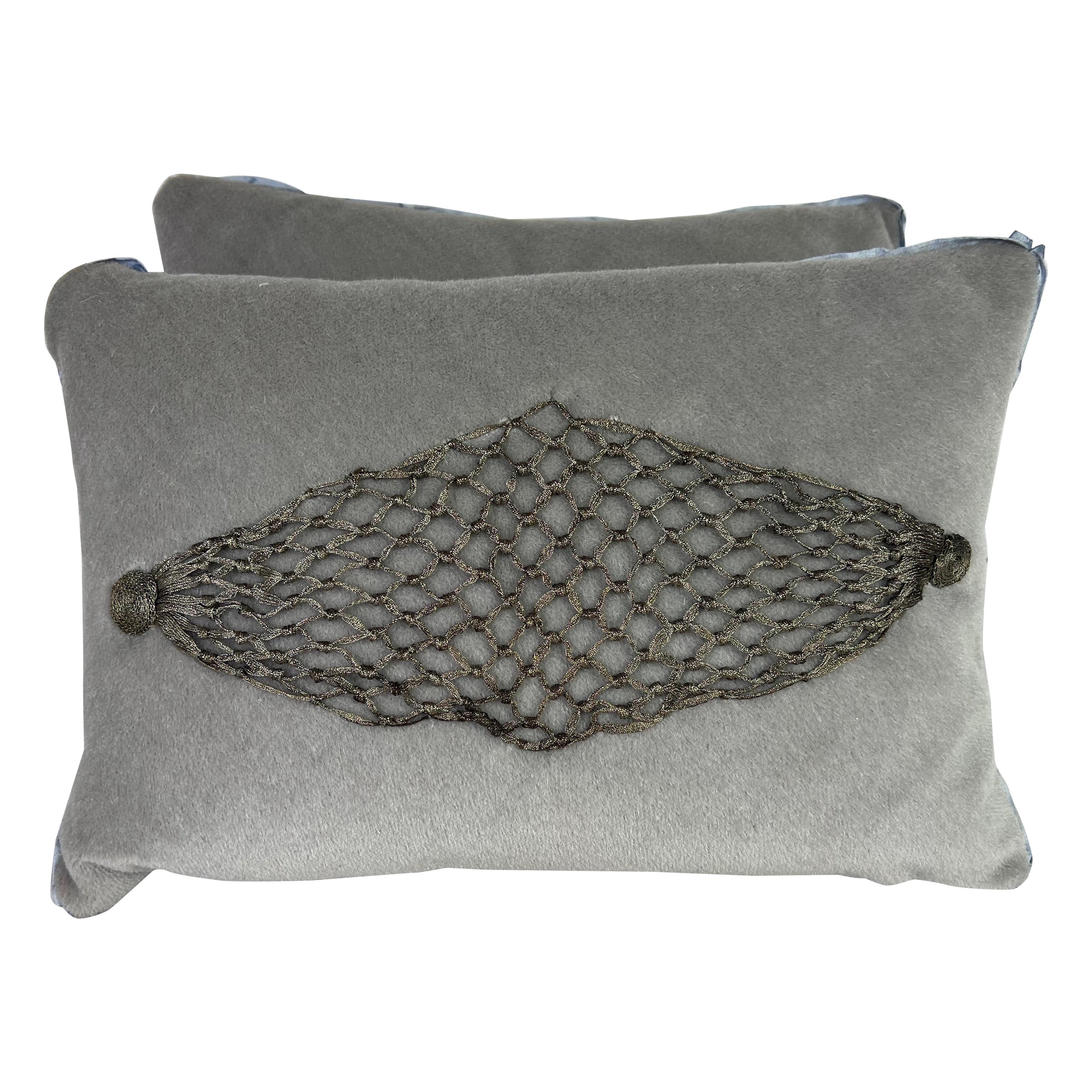 Coppia di cuscini personalizzati in mohair grigio e pizzo metallico