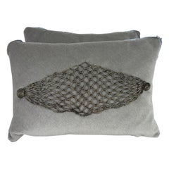 Coppia di cuscini personalizzati in mohair grigio e pizzo metallico