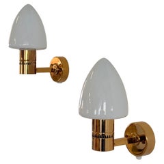 Coppia di lampade Hans-Agne Jakobsson modello V-220 in ottone e vetro opalino, anni '60