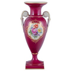 Meissen, jarrón de porcelana con dos asas. Decoración burdeos.