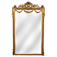 Un monumentale specchio in legno dorato francese del XIX secolo con uccelli d'amore floreali