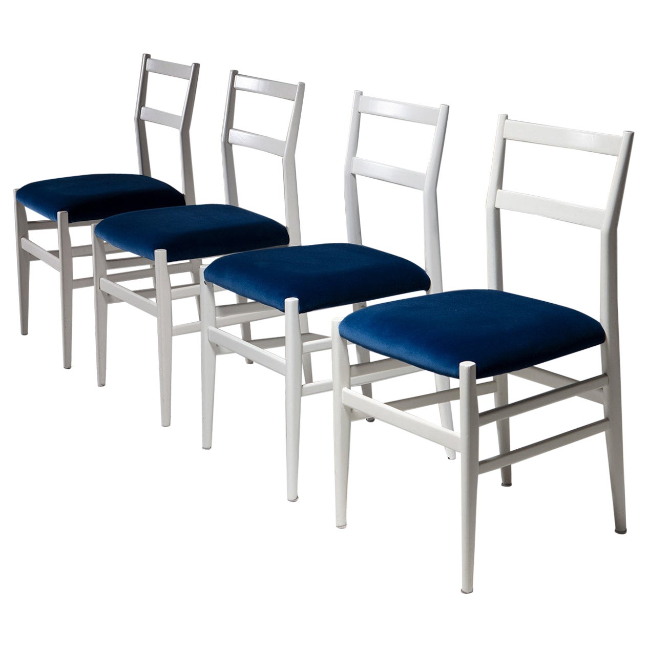 Juego de cuatro sillas de terciopelo blanco y azul "Leggera" de Gio Ponti para Cassina, 1950 en venta