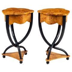 Coppia di tavolini triangolari ebanizzati in stile Biedermeier, XX secolo