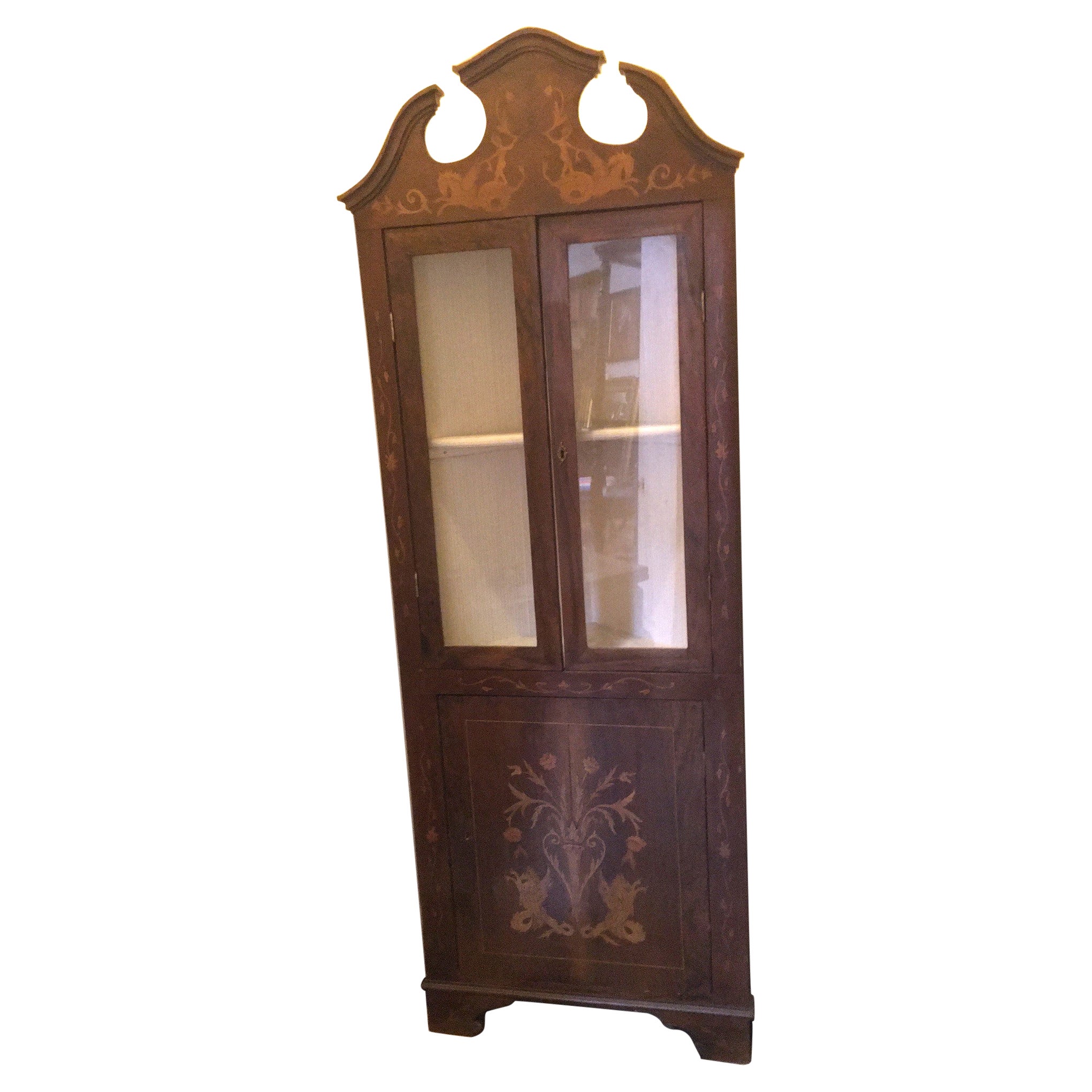 Credenza angolare in noce del XIX secolo con intarsio di legno di frutta con creature mitiche e fiori in vendita