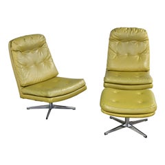 Ein Paar drehbare Chartreuse-Loungesessel aus Kunstleder-Kunstleder & eine Ottomane im Overman-Stil