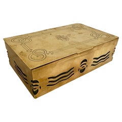 Caja austriaca secesionista de latón tallado