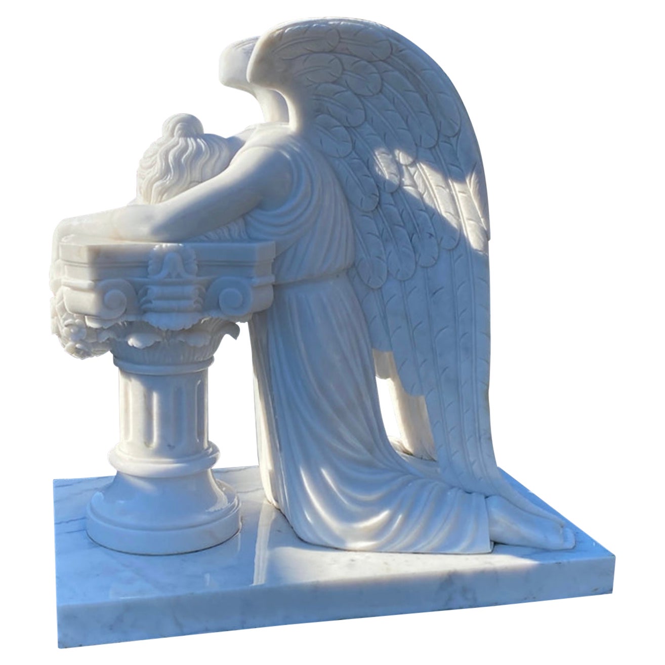 Statua di angelo piangente in marmo