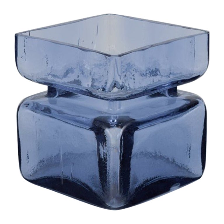 Helena Tynell per Riihimäen Lasi Oy. Vaso in vetro artistico blu. 1960s