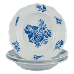 Meissen, Alemania, tres grandes platos hondos, pintados con flores e insectos