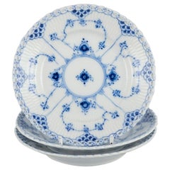 Royal Copenhagen pleine dentelle bleue cannelée, trois assiettes en porcelaine