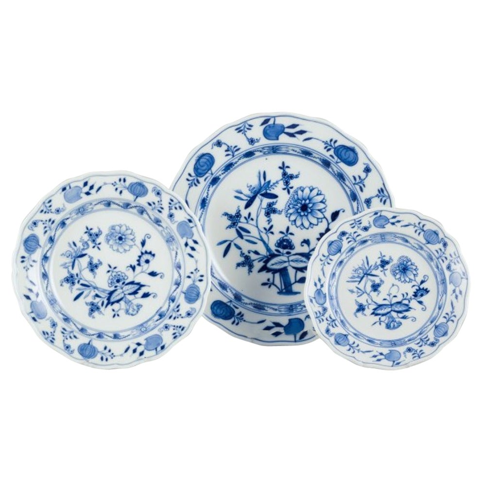 Motivo de cebolla azul de Meissen. Tres láminas. Pintado a mano con motivos florales azules.
