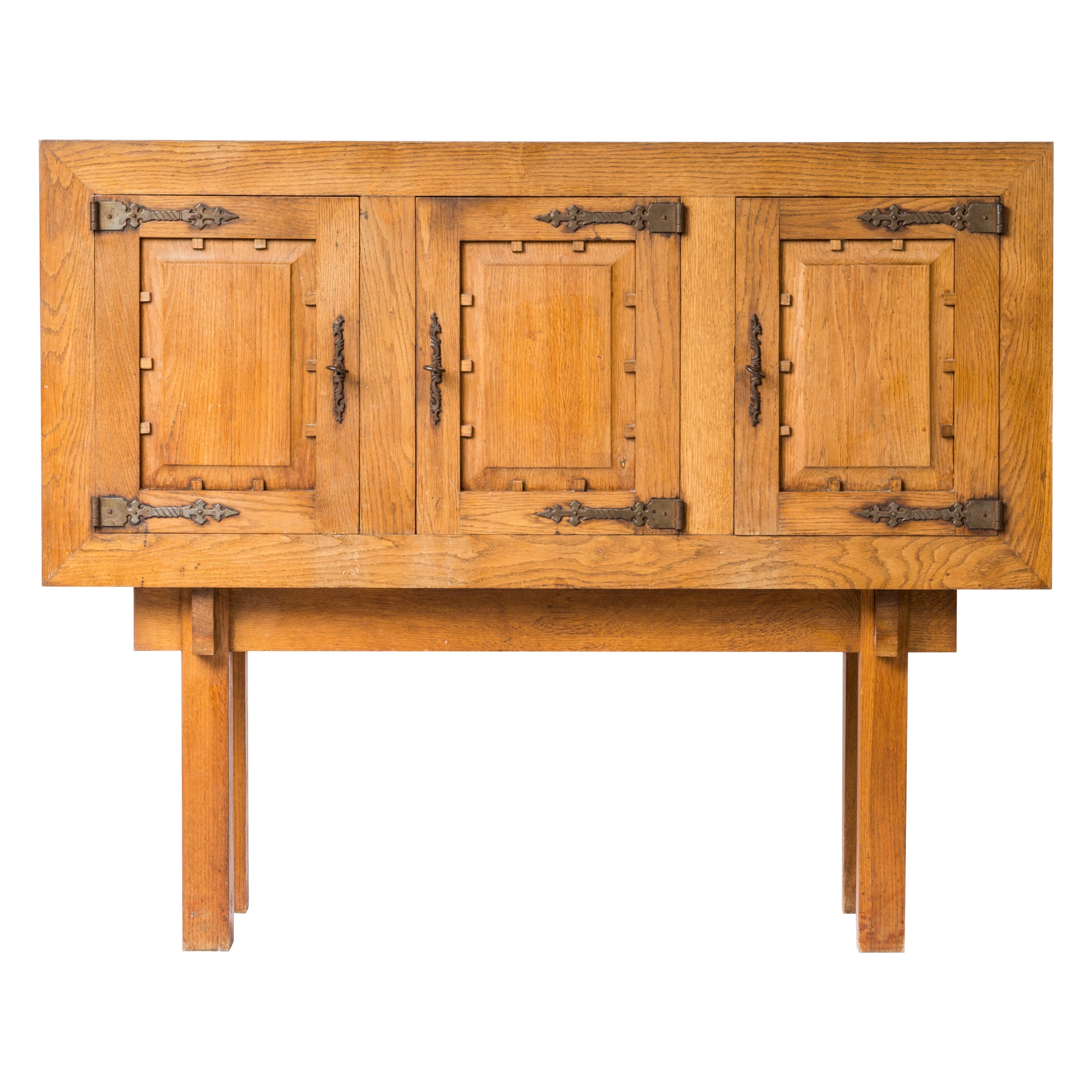 Armoire haute brutaliste en chêne dans le style de Marolles - France années 1950
