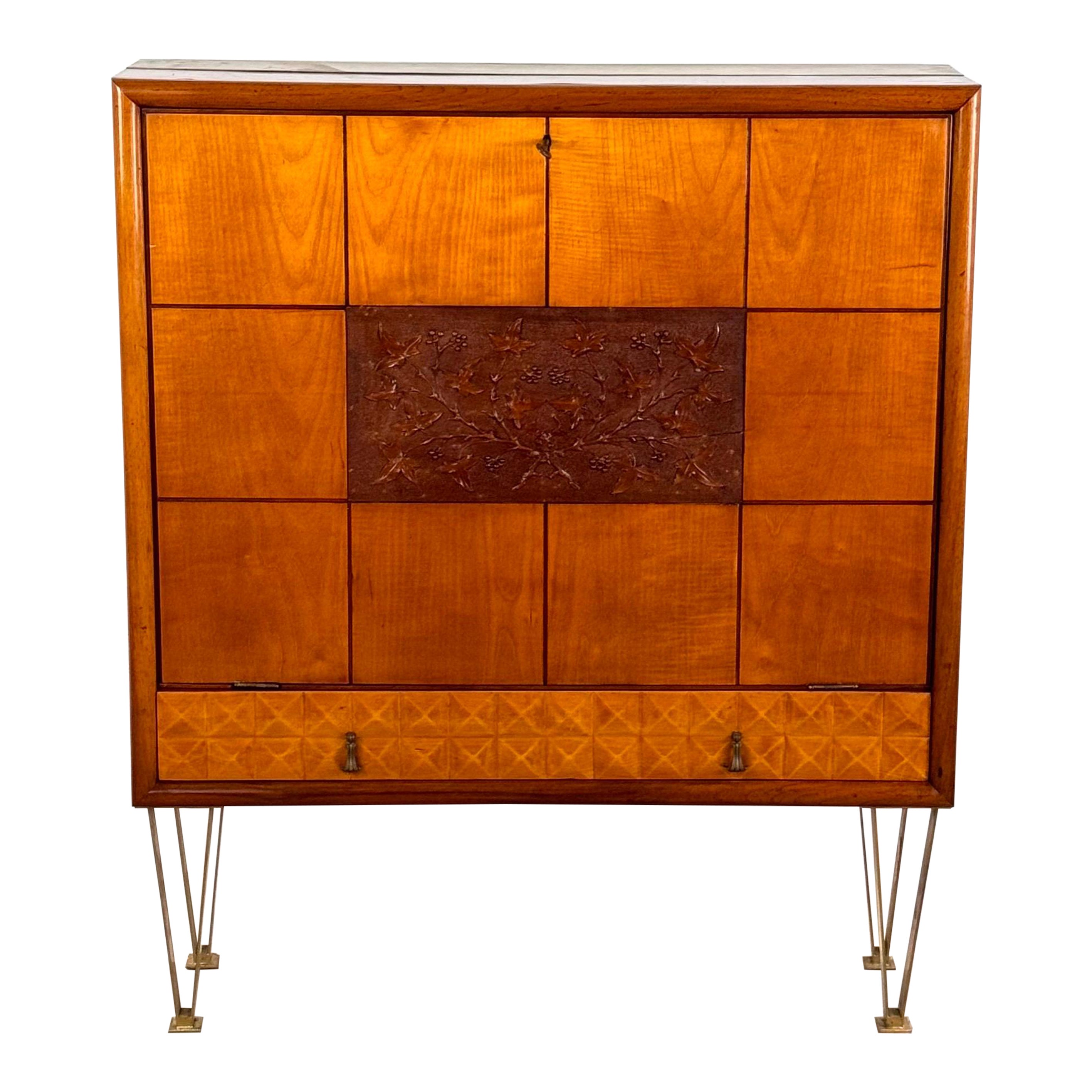 Meuble de bar en cerisier italien des années 1950 avec accents en laiton et incrustation Handcraft en vente