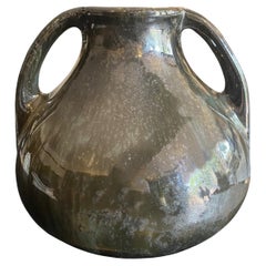 Fulper Pottery Jarrón de dos asas esmaltado en negro con espejo firmado , principios del siglo XX