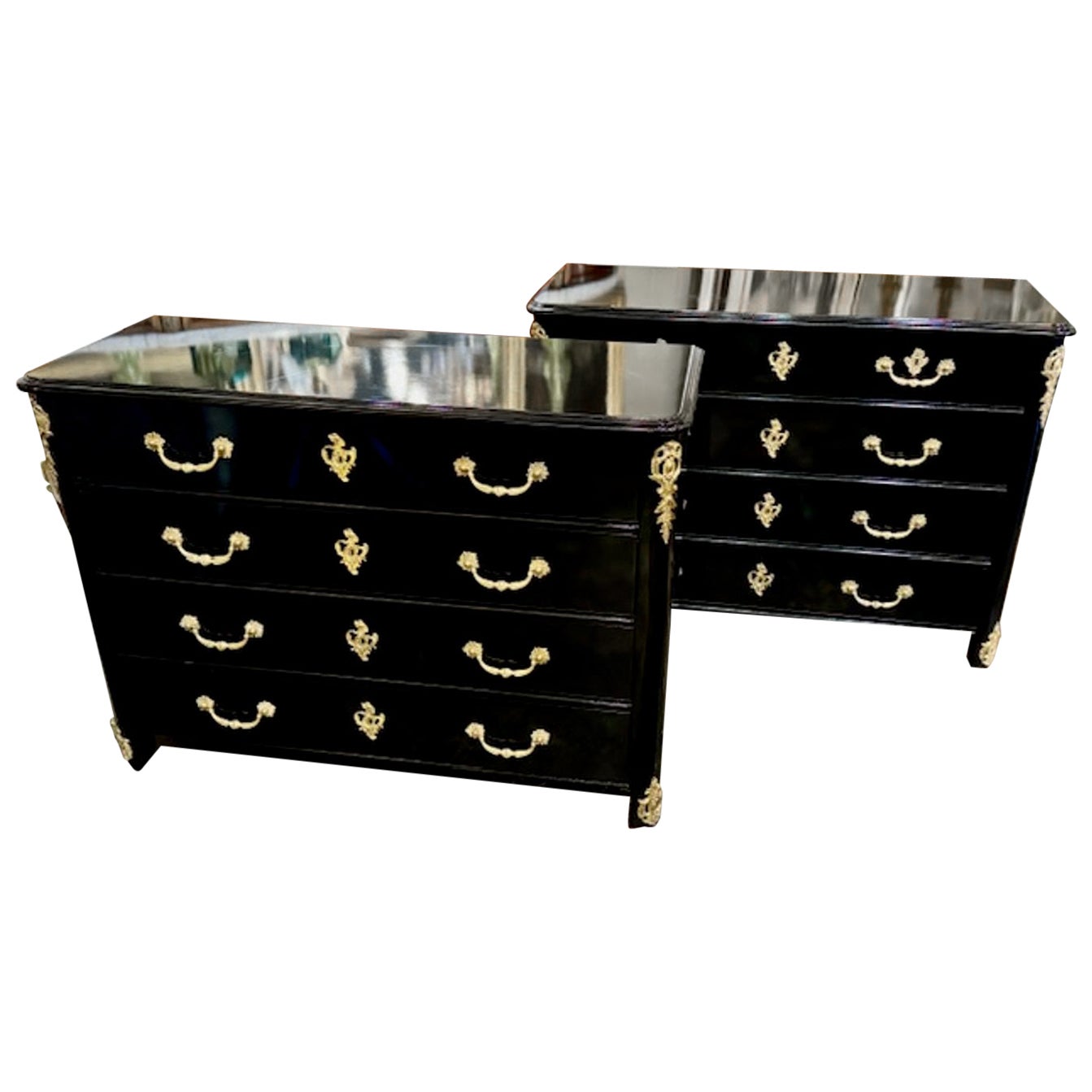 Coppia di commodes francesi Regence del XX secolo in lacca nera e bronzo dorato in vendita