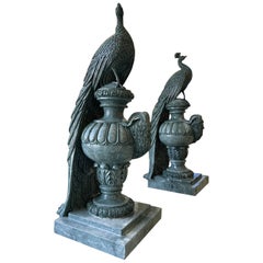 Estatuas de pavo real talladas a mano