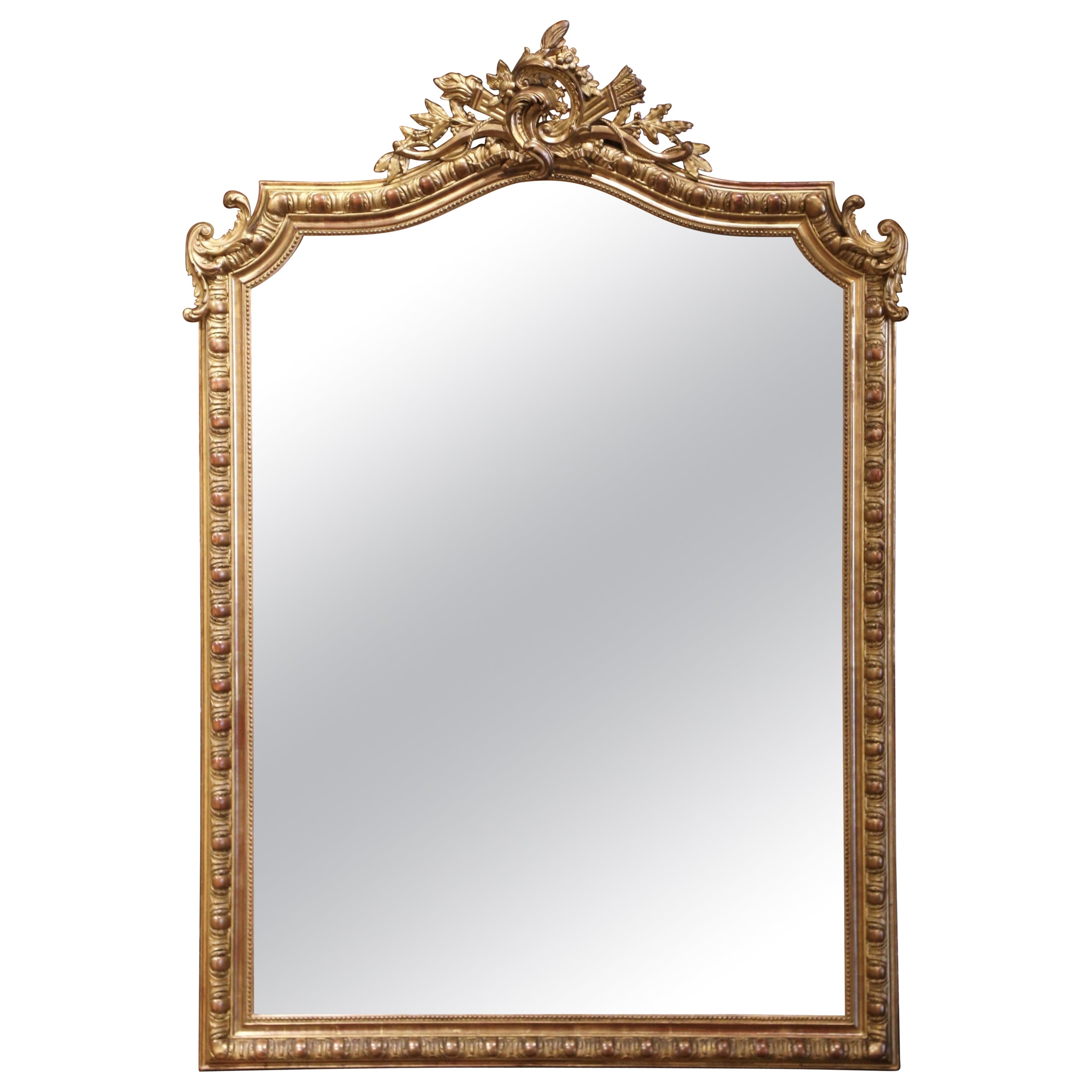 Miroir mural ou de cheminée Louis XV du 19ème siècle en bois doré sculpté et arqué