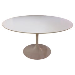 Tavolo da pranzo Tulip degli anni '90 disegnato da Eero Saarinen per Knoll