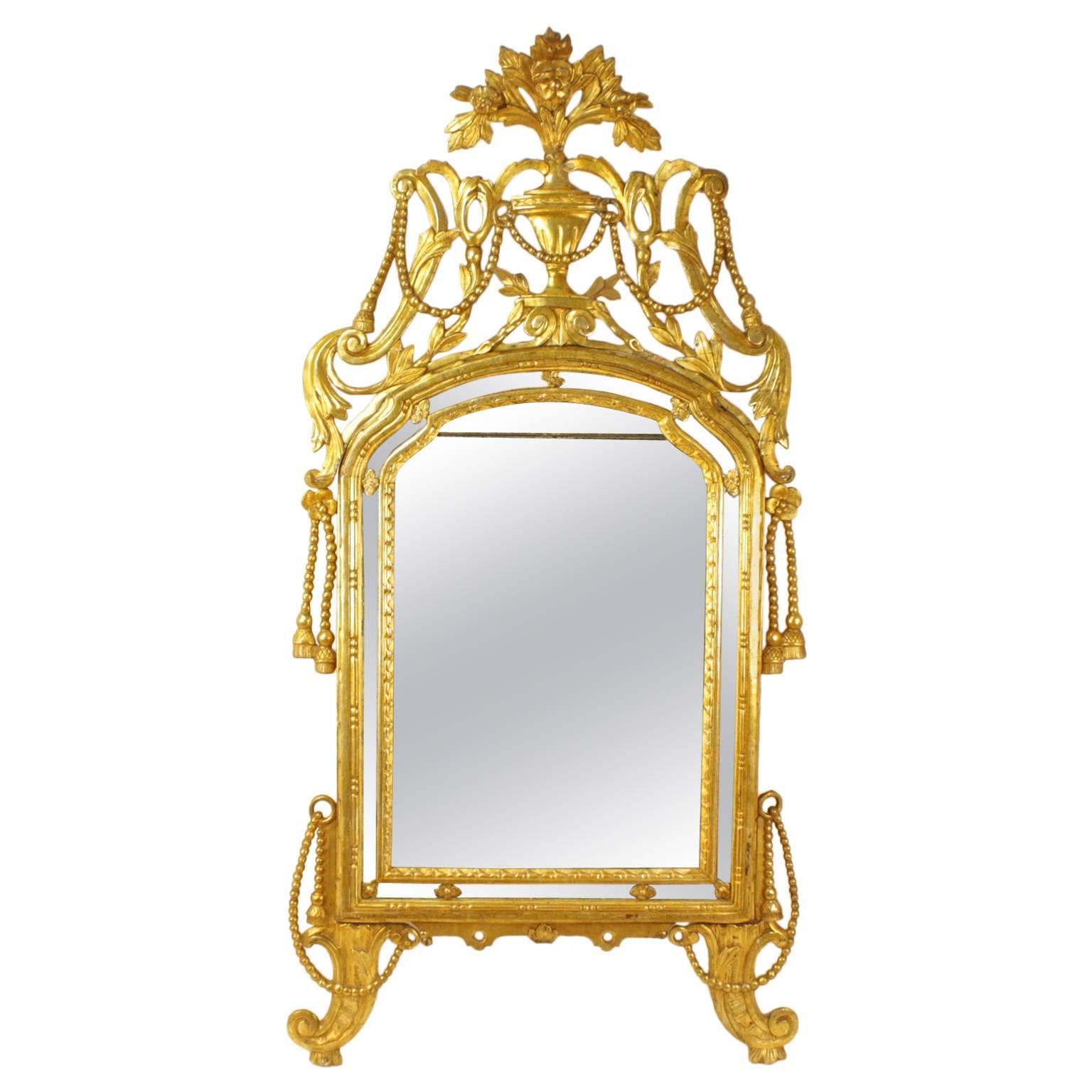 Grand miroir italien du 18ème siècle en bois doré sculpté décoré de cordes et de glands
