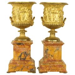 Paire de vases "Borghese" en bronze doré Charles X