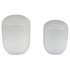 Axel Salto pour Royal Copenhagen. Service à sel et poivre en porcelaine blanche.