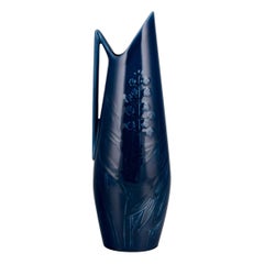 Rörstrand, grand vase / pichet en porcelaine. Motifs floraux. Glaçure bleue.