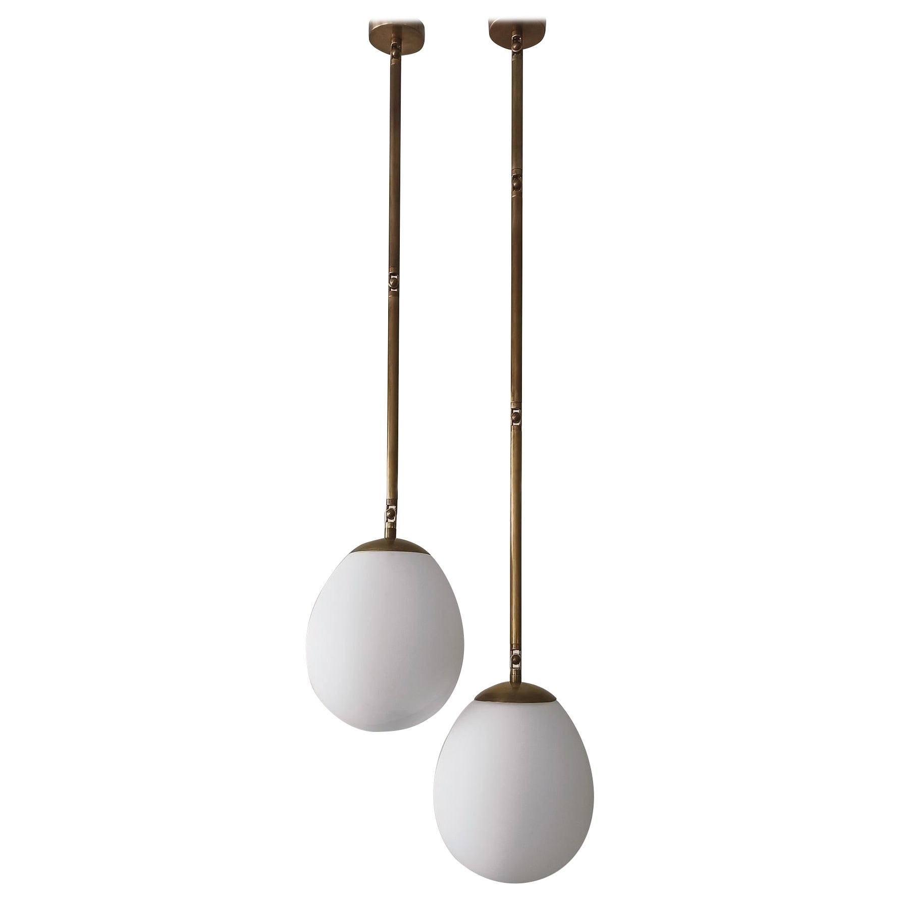 LOON - bellissimo vetro opalino opaco e finitura in ottone massiccio.
Set di 3 ciondoli. 
Lunghezza dell'asta da ordinare. 
Numero di segmenti (giunti) - su ordinazione.

Diametro del vetro: 27 cm, altezza: 30 cm.

Disponibile in altre finiture di